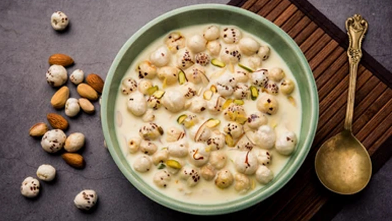 పూల్‌ మఖానా.. ఇది కూడా డ్రై ఫ్రూట్స్‌లాంటిదే. వీటిలో ఎన్నో గొప్ప ఔషధ గుణాలు ఉన్నాయి. అందుకే, వీటిని పలు రకాల మందుల తయారీలో కూడా వాడతారని నిపుణులు చెబుతున్నారు.. వీటితో కలిగే లాభాలను పూర్తిగా పొందాలంటే మఖానాని పాలలో నానబెట్టి తినడం మంచిదని ఆరోగ్య నిపుణులు చెబుతున్నారు.