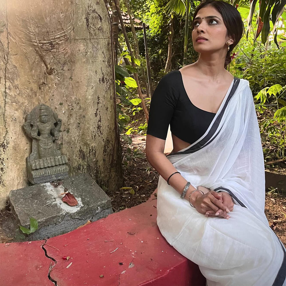 ఇక సోషల్ మీడియాలో ఈ బ్యూటీ చాలా యాక్టివ్ గా ఉంటుంది. రెగ్యులర్ గా ఫోటోలు షేర్ చేస్తూ అభిమానులను ఆకట్టుకుంటుంది. తాజాగా ఈ భామ షేర్ చేసిన ఫోటోలు అభిమానులను ఆకట్టుకుంటున్నాయి. చీరకట్టులో అదరగొడుతుంది. 