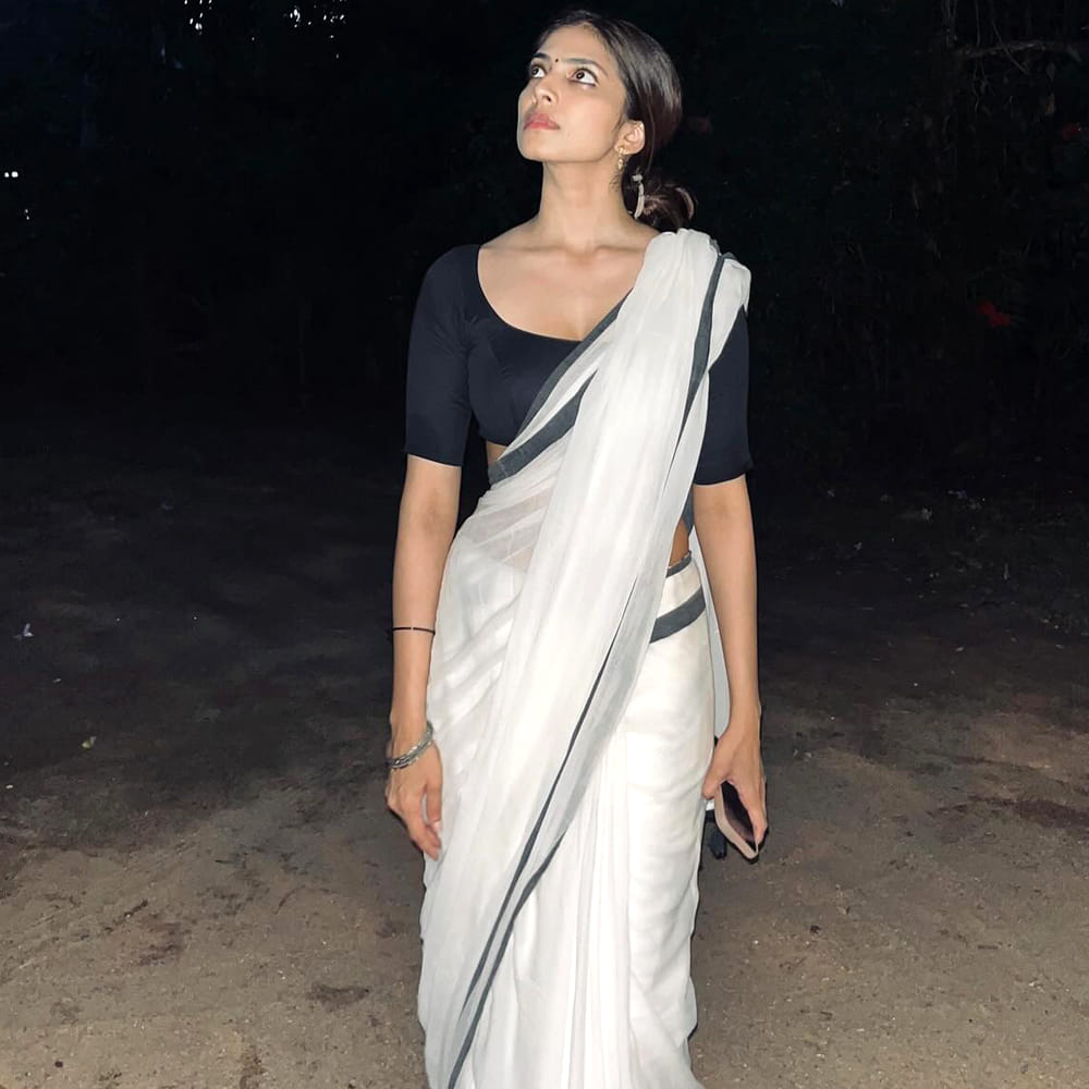 మాళవిక ఈ సినిమాలో డిఫరెంట్ క్యారెక్టర్ చేసి మెప్పించింది. ఇక ఇప్పుడు ప్రభాస్ హీరోగా నటిస్తున్న రాజా సాబ్ సినిమాతో ఈ అమ్మడు టాలీవుడ్ కు పరిచయం కానుంది. ప్రస్తుతం ఈ సినిమా షూటింగ్ జరుగుతోంది. ఈ సినిమా తర్వాత టాలీవుడ్ లో ఈ బ్యూటీ రాణిస్తుందేమో చూడాలి.