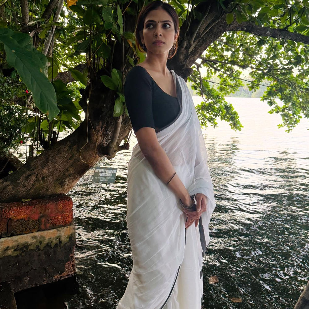 మాళవిక గురించి ప్రత్యేకంగా చెప్పాల్సిన అవసరం లేదు. మాళవిక మోహనన్ 7 ఆగస్టు 1992న ముంబైలో జన్మించింది. ఆమె తండ్రి యుకె మోహనన్ బాలీవుడ్ చిత్రాలకు ప్రసిద్ధ సినిమాటోగ్రాఫర్. తల్లి వీణా మోహనన్. ఆమె ప్రస్తుతం తన స్వస్థలమైన కేరళ బియ్యూర్లో తన కుటుంబంతో నివసిస్తుంది.