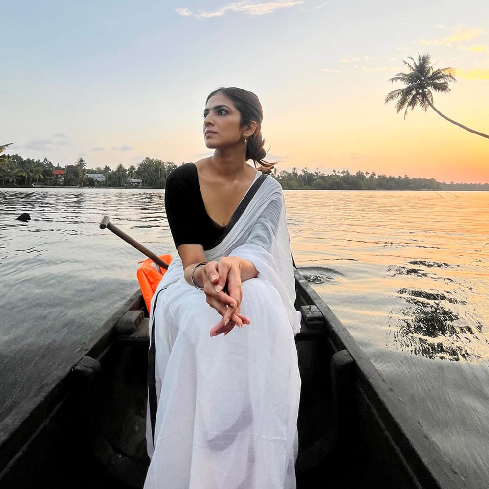 ఆ తర్వాత నటుడు విజయ్ సరసన లోకేష్ కనగరాజ్ దర్శకత్వంలో మాస్టర్ సినిమాలో నటించి అభిమానుల గుండెల్లో స్థానం సంపాదించుకుంది. రీసెంట్ గా దర్శకుడు బి. రంజిత్ దర్శకత్వంలో విక్రమ్ నటించిన “తంగళన్”లో మాళవిక మోహనన్ కీలక పాత్ర పోషించింది. 