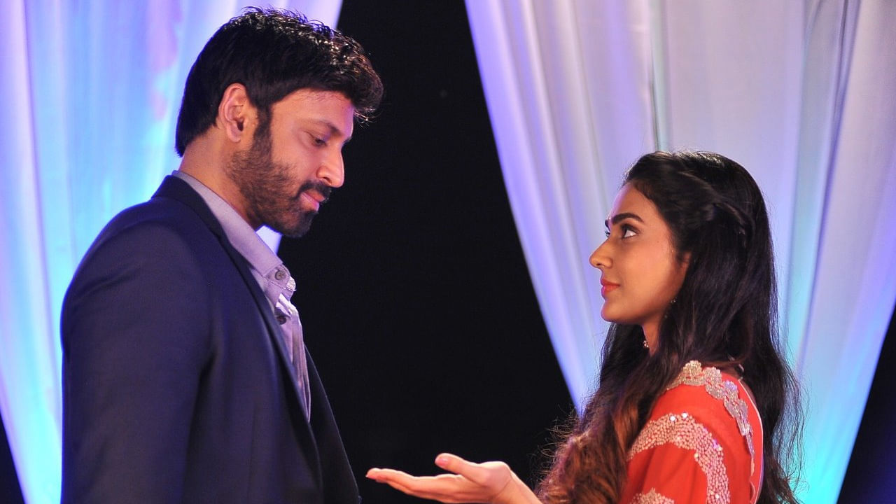 గౌతమ్ తిన్ననూరి దర్శకత్వం వహించిన తొలి చిత్రం 'మళ్లీ రావా'. ఈ చిత్రం కార్తీక్, అంజలి అనే చిన్ననాటి ప్రేమికుల ప్రేమకథ నేపథ్యంలో తెరకెక్కింది. సుమంత్, ఆకాంక్ష సింగ్ జంటగా నటించిన ఈ చిత్రం అసంపూర్ణ ప్రేమకథ అయినా కూడా ప్రేక్షకుల హృదయాల్లో స్థానం సంపాదించుకుంది.