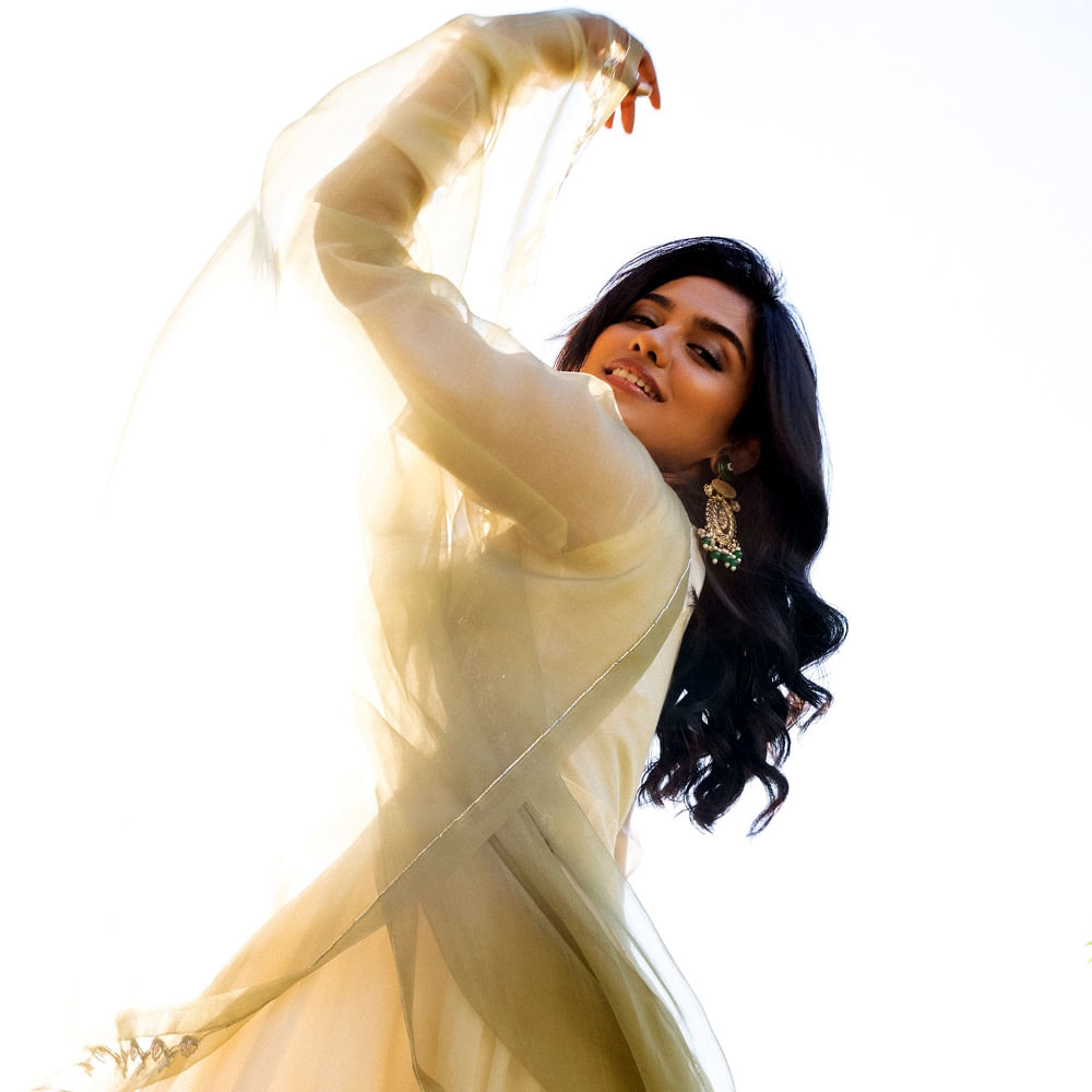 సాయి పల్లవి, నిత్యా మీనన్ తరహాలో బలమైన కథాపాత్రలు, మంచి స్క్రిప్ట్‌లతో తెలుగులో అడుగుపెట్టాలని భావిస్తోంది. ప్రస్తుతం ఆమె తమిళంలో తలపతి 69, విష్ణు విశాల్‌తో ఒక చిత్రం, ప్రదీప్ రంగనాథన్‌తో మైత్రీ మూవీ మేకర్స్ నిర్మాణంలో ఒక చిత్రం, అథర్వాతో మరో చిత్రంలో నటిస్తోంది.