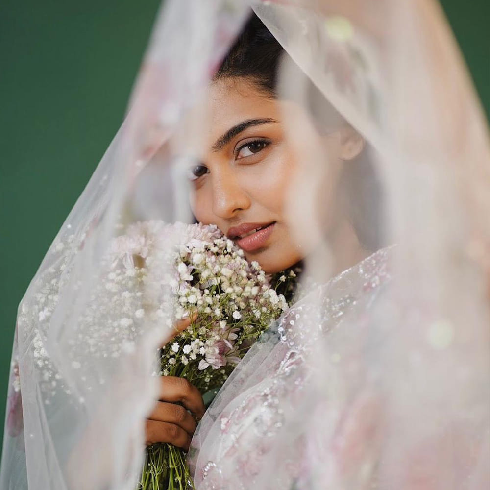 దీంతో ఆమెకు తెలుగు, తమిళంలో వరుస ఆఫర్స్ క్యూ కట్టాయి. కానీ తన వద్దకు వచ్చిన క్రేజీ ఆఫర్లను రిజెక్ట్ చేసింది ఈ ముద్దుగుమ్మ. మమితా బైజుకు తమిళంలో వరుసగా 2 జాక్ పాట్ అవకాశాలు వచ్చాయి. రెండు సినిమాల్లో ఆమె ప్రధాన పాత్ర. 