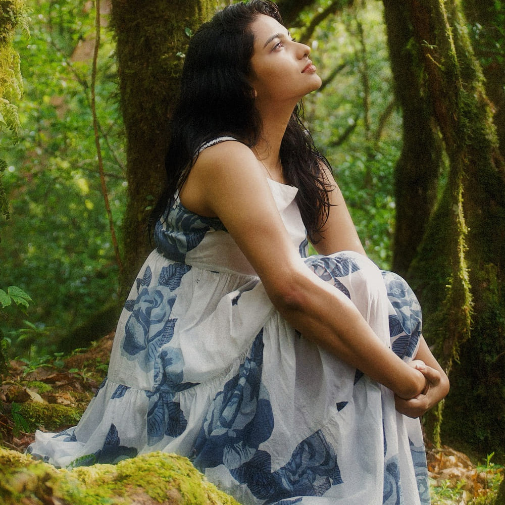 ఆమె మరెవరో కాదు.. హీరోయిన్ మమితా బైజు. మలయాళీ చిత్రపరిశ్రమలో చాలా కాలంగా సరైన బ్రేక్ కోసం ఎదురుచూస్తుంది. ఈ క్రమంలోనే ప్రేమలు సినిమాతో సౌత్ ఇండస్ట్రీలో ఊహించని రెస్పాన్స్ అందుకుంది ఈ వయ్యారి. 