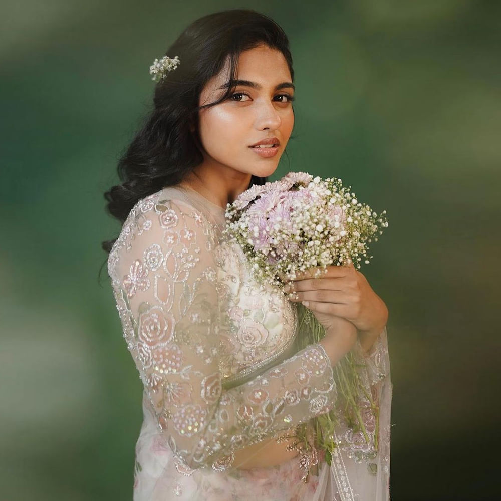 టాప్ బ్యూటీసే కాదు కొత్త హీరోయిన్లు కూడా పేమెంట్ విషయంలో తగ్గేదే లే అంటున్నారు. ప్రేమలు సినిమాతో నేషనల్ సెన్సేషన్గా మారిన మమితా బైజు తన పారితోషికాన్ని డబుల్ చేసే ఆలోచనలో ఉన్నారు. ప్రేమలు టైమ్లో పాతిక లక్షల పేమెంట్ తీసుకున్న మమితా... ఇప్పుడు ఏకంగా రెండు కోట్ల వరకు డిమాండ్ చేస్తున్నారన్నది ఇండస్ట్రీ టాక్.