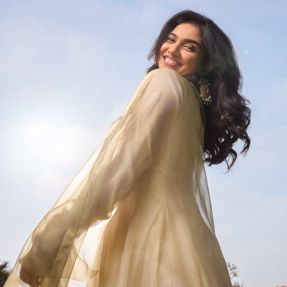 అలాగే ధనుష్ హీరోగా రాబోతున్న కొత్త ప్రాజెక్టులోనూ ఈ ముద్దుగుమ్మను సెలక్ట్ చేశారని సమాచారం. ప్రస్తుతం తమిళంలో విజయ్ దళపతి నటిస్తోన్న జననాయకన్ సినిమాలో నటిస్తుంది మమితా.