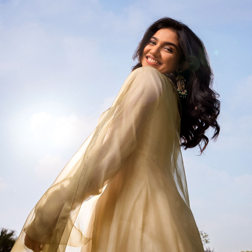 సినిమాలతో పాటు సోషల్ మీడియాలోనూ నటిస్తూ ప్రేక్షకులను ఆకట్టుకుంటుంది. యువతలో విపరీతమైన క్రేజ్ సంపాదించింది. ఆమె స్టైల్, లుక్స్ ప్రేక్షకులను విశేషంగా ఆకట్టుకుంటుంది. 