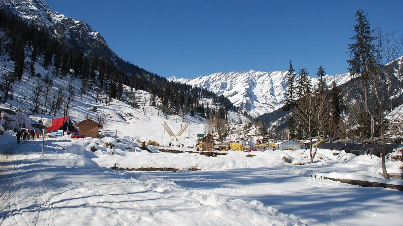 హిమాచల్ ప్రదేశ్ మనాలి.. మనాలి అంటేనే మంచు, పర్వతాలు గుర్తొస్తాయి. వేసవిలో ఇక్కడి చల్లదనం ఎంతో హాయిగా అనిపిస్తుంది. పారాగ్లైడింగ్, రివర్ రాఫ్టింగ్, మంచులో క్రీడలు వంటివి చిన్నపిల్లల నుంచి పెద్దల వరకూ అందరిని ఆకట్టుకుంటాయి. సోలాంగ్ వ్యాలీ, రోహ్తాంగ్ పాస్ లాంటి ప్రదేశాలు చూసేందుకు బాగుంటాయి. ఇక్కడ హోటళ్ల ఖర్చు ఎక్కువగా ఉండదు. స్థానిక ఆహారం కూడా రుచిగా ఉంటుంది.