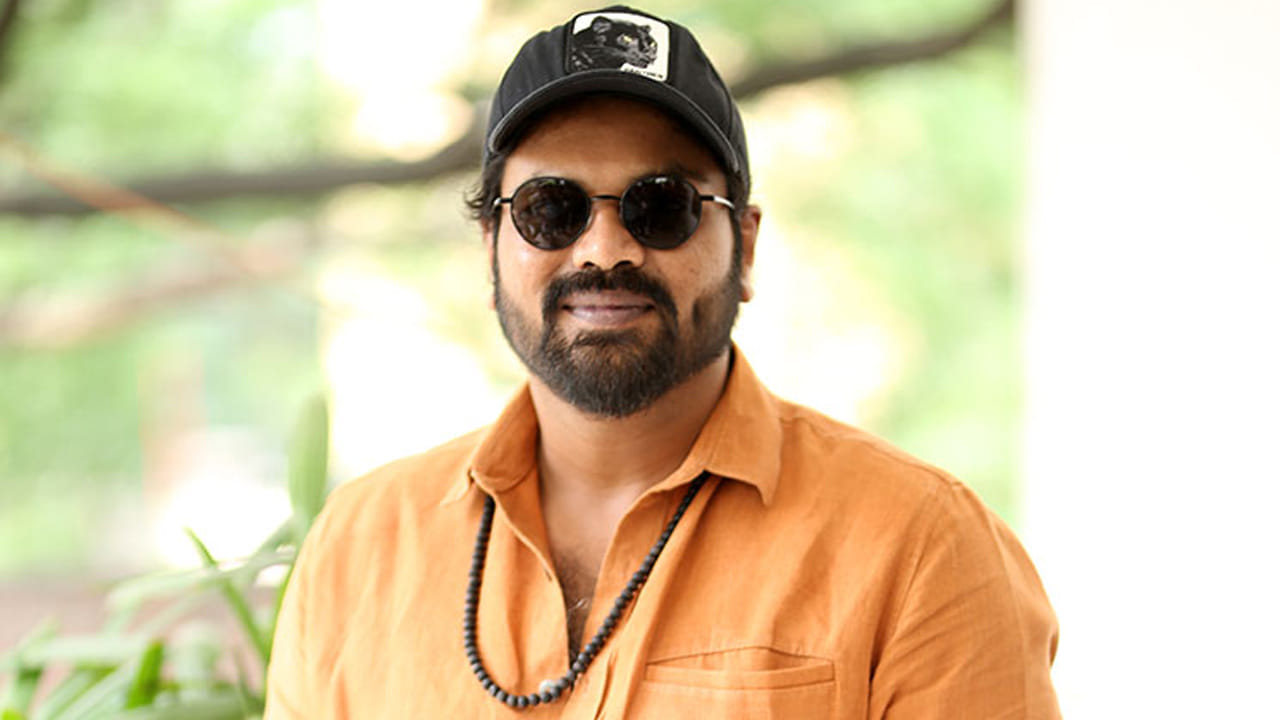 మేజర్ చంద్రకాంత్, పుణ్య భూమి నా దేశం, అడవిలో అన్న, ఖైదీ వంటి సినిమాల్లో బాలనటుడిగా మెప్పించారు మంచు మనోజ్. 2004లో దొంగ దొంగది సినిమాతో హీరోగా అరంగేట్రం చేసి CineMAA ఉత్తమ మేల్ డెబ్యూ అవార్డు అందుకున్నారు. తర్వాత చల్ హిట్ సినిమాలు చేసి మళ్ళీ 7 ఏళ్ల గ్యాప్ తర్వాత భైరవం సినిమాతో వెండితెరపై కనిపించనున్నారు. దీంతో పాటు మిరాయ్ మూవీలో కీలక పాత్రలో నటిస్తున్నారు.