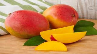 Almond Oil: ముఖానికి బాదం నూనె రాసుకుంటున్నారా..? అయితే, ఈ విషయాలు తెలుసుకోండి…