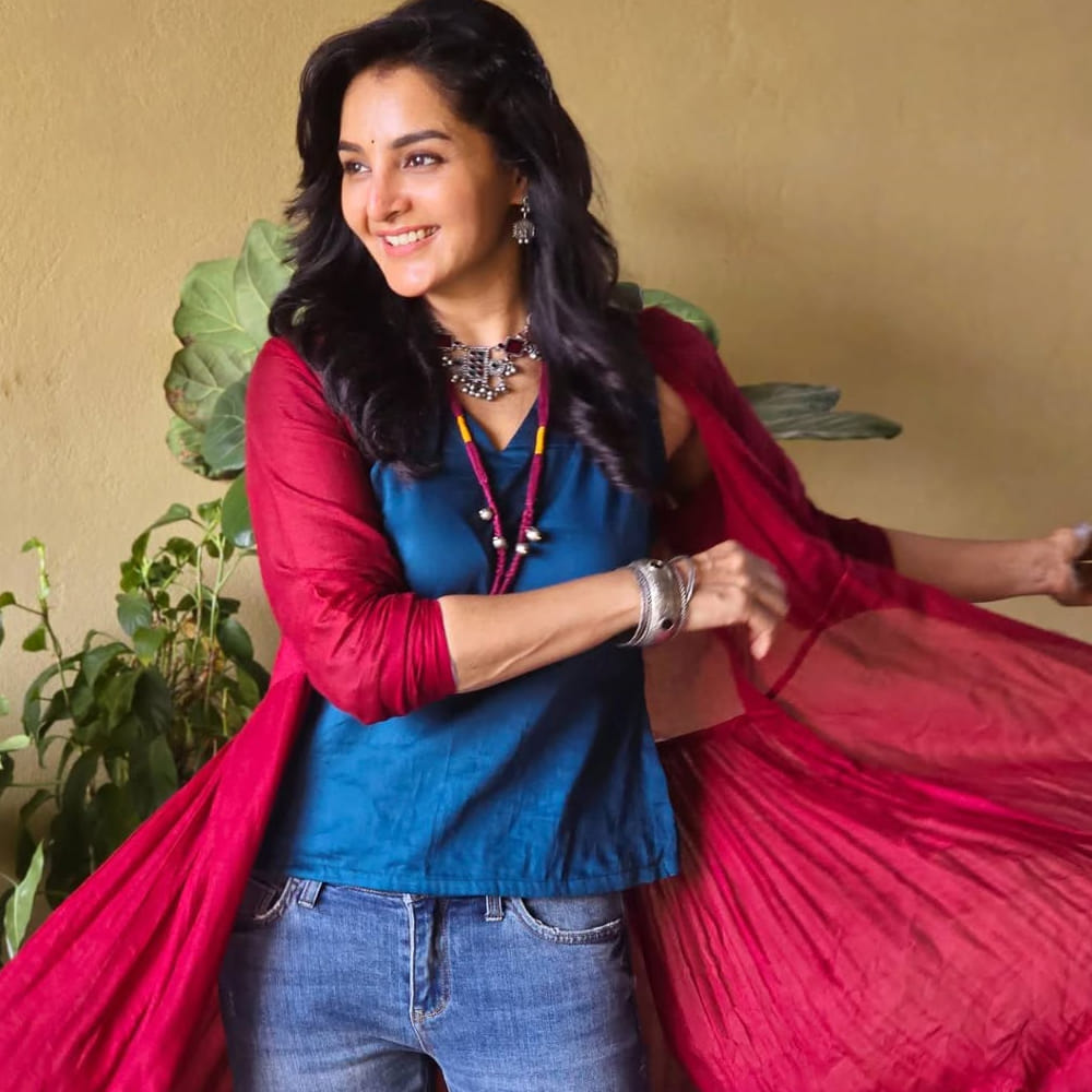 నివేదికల ప్రకారం మంజు వారియర్ ఆస్తులు మొత్తం దాదాపు రూ.150 కోట్లు ఉన్నట్లు సమాచారం.  ఇదిలా ఉంటే..  19 ఏళ్లకే నేషనల్ అవార్డ్ అందుకున్న మంజు.. 20 ఏళ్ల వయసులోనే తోటి నటుడు దిలీప్ కుమార్ ను వివాహం చేసుకుంది. 