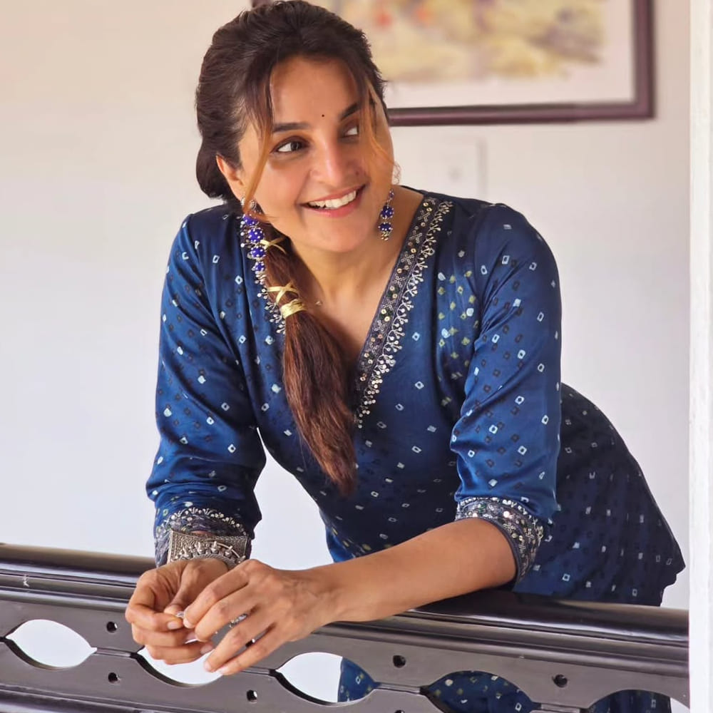 14 ఏళ్లపాటు నటనకు దూరంగా ఉన్న ఈ భామ.. ఇప్పుడు దక్షిణాదిలో అత్యధిక పారితోషికం తీసుకునే హీరోయిన్లలలో ఒకరు. ప్రస్తుతం మంజు తన సినిమాలకు రూ.50 లక్షల నుంచి రూ.1 కోటి వరకు వసూలు చేస్తుందని సమాచారం. 