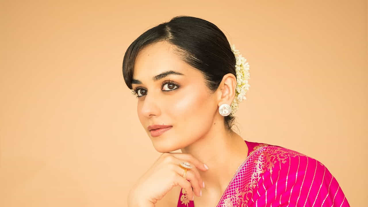 ఇక సినిమాల విషయం ఎలా ఉన్నా ఈ చిన్నది మాత్రం ఎలాంటి పాజిటివ్‌గా ఉంటూ సినిమాలు చేస్తూ వస్తుంది. ఇక ఎప్పుడూ సోషల్ మీడియాలో చాలా యాక్టివ్‌గా ఉండే ఈ అమ్మడు తాజాగా గులాబీరంగు చీరలో మతిపొగొడుతుంది. ప్రస్తుతం దీనికి సంబంధించిన ఫొటోలు నెట్టింట తెగ వైరల్ అవుతున్నాయి. మరి మీరు కూడా ఈ ఫొటోస్ పై ఓ లుక్ వేయండి.
