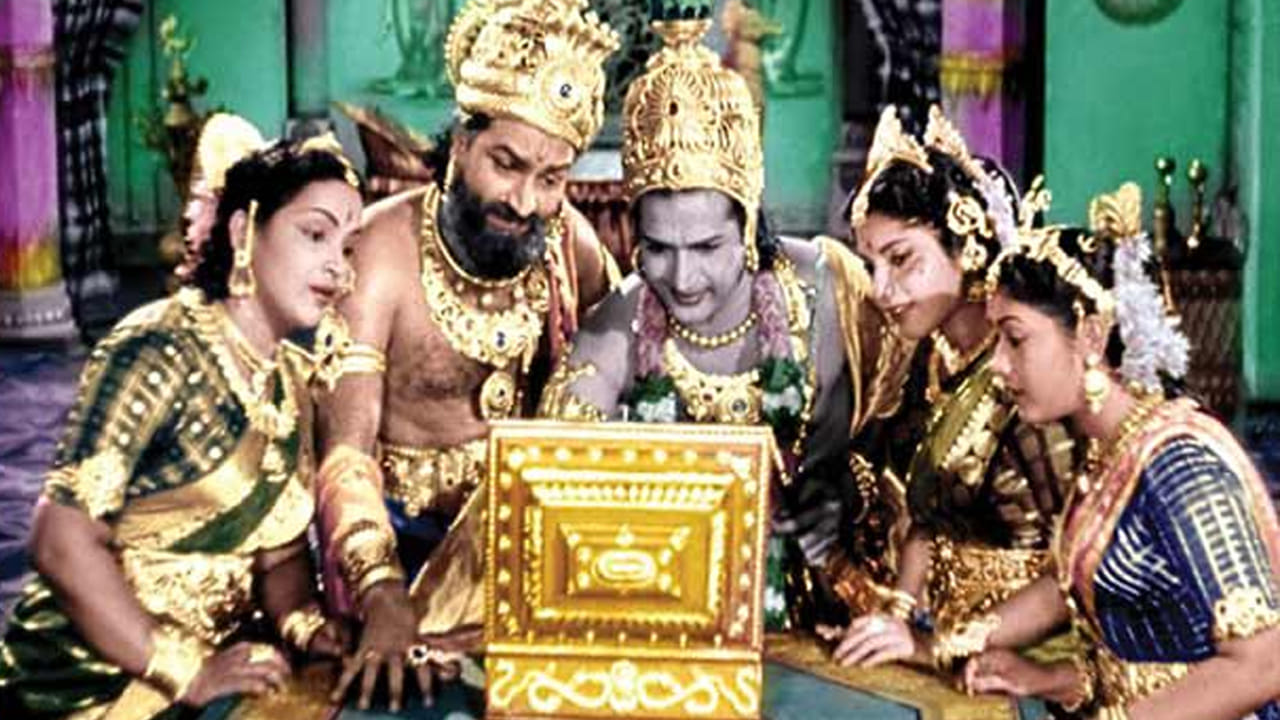 వీటిలో మొదటిగా చెప్పుకోల్సిన సినిమా ఎపిక్ మిథిలాజికల్ మూవీ 'మాయ బజార్'. 1957లో కేవీ రెడ్డి తెరకెక్కించిన చిత్రమిది. ఈ సినిమా విజువల్స్ ది బెస్ట్ అనిపించింది. అప్పటికి అస్సలు మన దగ్గర ఎలాంటి బెస్ట్ లేకపోయినా బెస్ట్ విజువల్ ఎఫెక్ట్‌లతో ప్రేక్షకలను మెప్పించింది ఈ సినిమా. 