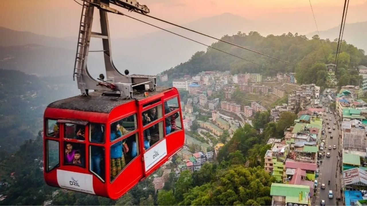 మెక్‌ లియోడ్ గంజ్ ధర్మశాల.. బహుళ జనసంచారం లేని, ఆధ్యాత్మికతను అనుభవించాలనుకునే వారు ధర్మశాల లేదా మెక్‌ లియోడ్ గంజ్ వైపు చూడొచ్చు. ఇక్కడ వేసవిలో కూడా చల్లదనం ఉంటుంది. బౌద్ధ మఠాలు, జలపాతాలు, ట్రెక్కింగ్ మార్గాలు ఉన్నాయి. పిల్లలతో కలసి వెళ్లాలనుకునే వారికి ఇది మంచి ఎంపిక. హోమ్‌ స్టేలు తక్కువ ధరకు లభించడంతో పాటు, పర్వత దృశ్యాలు కూడా అద్భుతంగా ఉంటాయి.