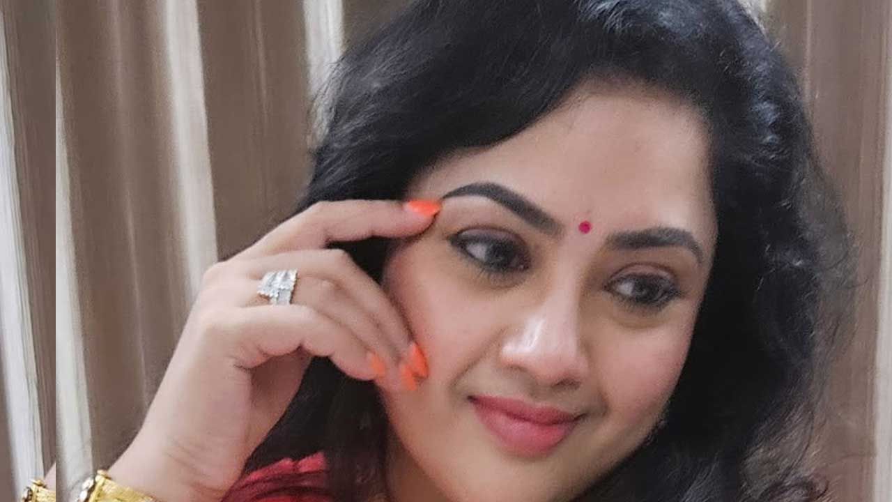 అందాల ముద్దుగుమ్మ సీనియర్ నటి మీనా గురించి ఎంత చెప్పినా తక్కువే. ఈ నటి చైల్డ్ ఆర్టిస్ట్గా వెండితెరపైకి అడుగు పెట్టి,స్టార్ హీరోయిన్గా మంచి ఫేమ్ సంపాదించుకుంది.1982లో వచ్చిన తమిళ సినిమా నెంజంగల్ సినిమాతో హీరోయిన్గా ఎంట్రీ ఇచ్చింది.