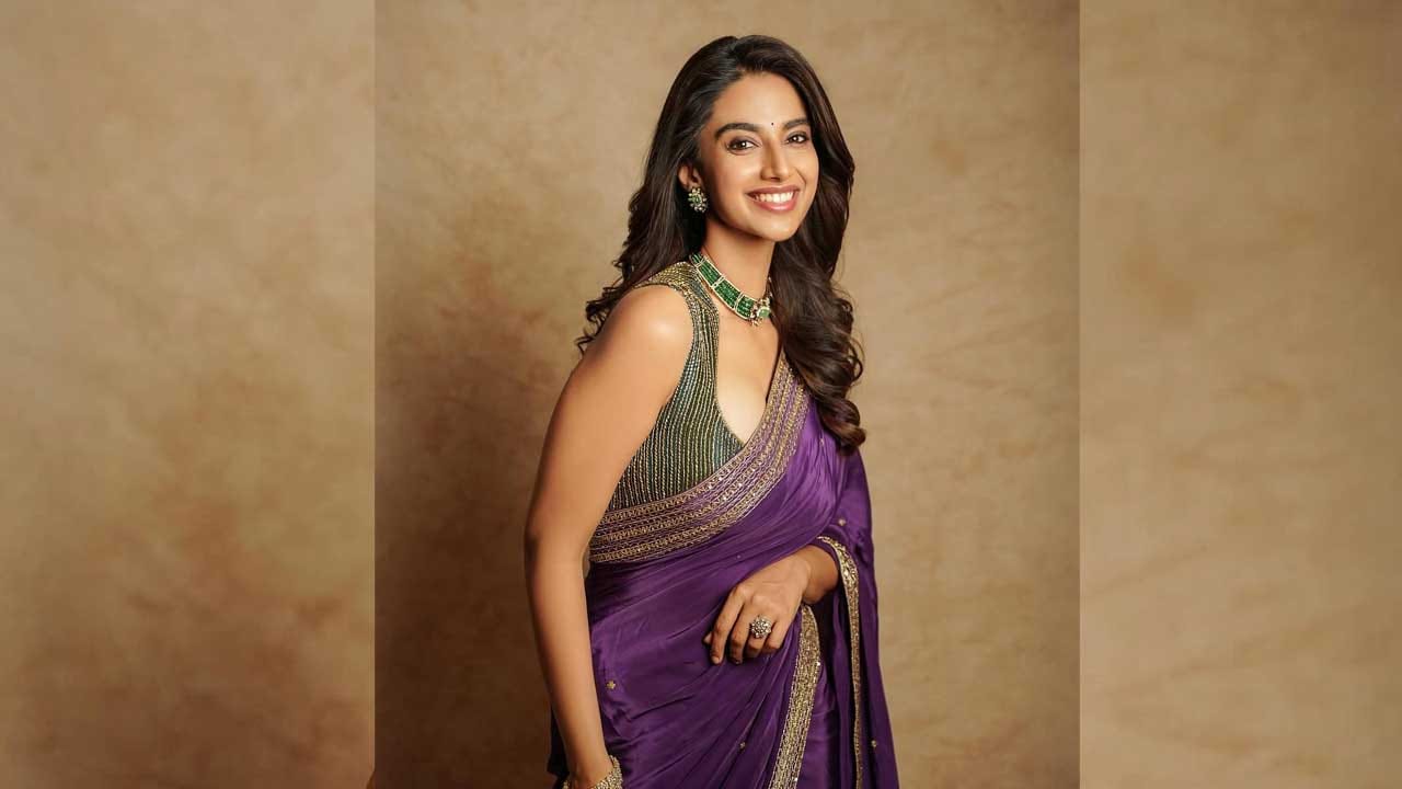 నటి మీనాక్షి అప్ స్టార్స్ అనే హిందీ సినిమాతో నటిగా సిల్వర్ స్క్రీన్‌కు పరిచయమైంది.హిందీ సినిమాతో మంచి గుర్తింపు తెచ్చుకొని, ఇచ్చట వాహనములు నిలపరాదు అనే సినిమాతో తెలుగులోకి ఎంట్రీ ఇచ్చింది. ఇక ఈ సినిమాలో ఈ బ్యూటీ తన నటనతో, గ్లామర్‌తో మంచి మార్కులు కొట్టేసింది. దీంతో వరసగా ఈ చిన్నదానికి ఆఫర్స్ క్యూ కట్టాయి.