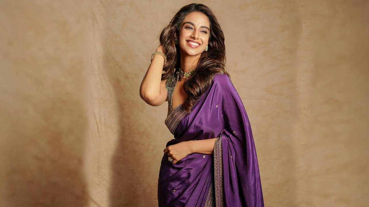 ఈ మూవీలో వెంకటేష్ గర్ల్ ఫ్రెండ్‌గా నటించి, తన నటనతో విమర్శకుల నుంచి ప్రశంసలు అందుకుంది. దీంతో వరసగా హిట్స్ అందుకుంటూ టాలీవుడ్ గోల్డెన్ లెగ్ అయిపోయింది. ఇక ఎప్పుడూ సోషల్ మీడియాలో చాలా యాక్టివ్‌గా ఉండే ఈ చిన్నది ఎప్పటికప్పుడు తన వరస ఫొటో షూట్‌తో కుర్రకారును మాయ చేస్తుంటుంది.