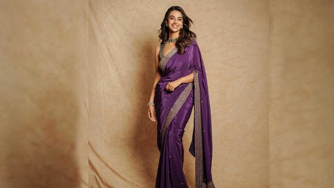 తాజాగా ఈ బ్యూటీ సిల్క్ చీరలో అందంగా రెడీ అయ్యి ఫొటోలకు ఫోజులిచ్చింది. అందులో ఈ చిన్నది చాలా బ్యూటిపుల్‌గా కనిపిస్తుంది. తన చిలిపి నవ్వుతో అభిమానులను కట్టిపడేస్తుంది. ప్రస్తుతం దీనికి సంబంధించిన ఫొటోలు నెట్టింట్లో తెగ వైరల్ అవుతున్నాయి.మరి మీరు కూడా ఆ ఫొటోస్ పై ఓ లుక్ వేయండి