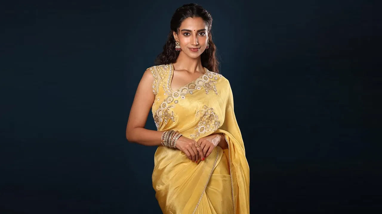 సౌత్‌ బ్యూటీ మీనాక్షి చౌదరి బాలీవుడ్‌ ఎంట్రీ ఇస్తున్నారు. స్త్రీ, మిమీ లాంటి బ్లాక్‌ బస్టర్ సినిమాలు రూపొందించిన నిర్మాత దినేష్ విజయన్‌ రూపొందిస్తున్న ప్రాజెక్ట్స్‌లో మీనాక్షి లీడ్ రోల్‌లో నటించబోతున్నారు. యూత్‌ ఫుల్ ఎంటర్‌టైనర్‌గా తెరకెక్కనున్న లేడీ ఓరియంటెడ్ సినిమాతో ఈ బ్యూటీ నార్త్ ఎంట్రీ ఇవ్వబోతున్నారు.