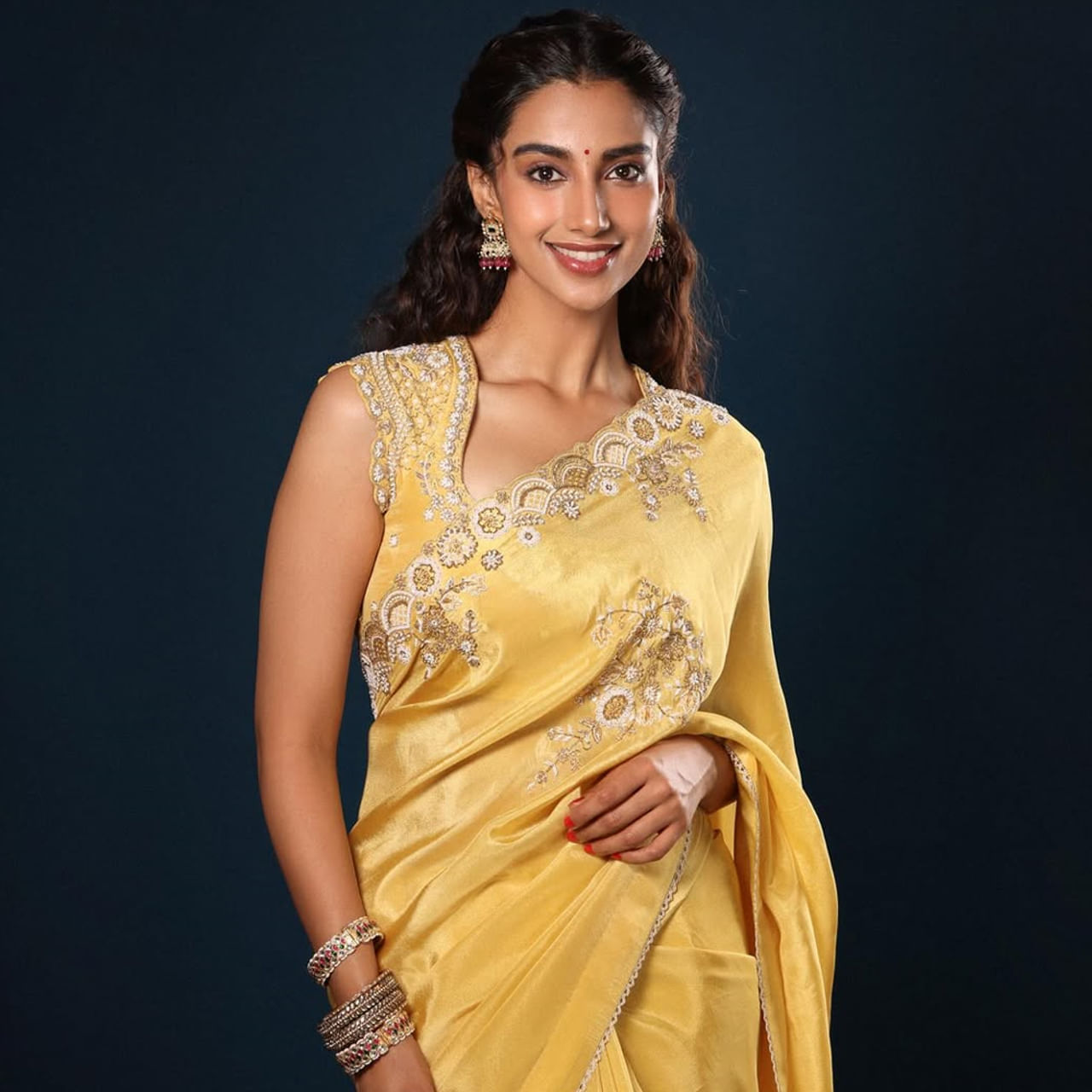 మీనాక్షి చౌదరి.. తెలుగులో తోపు హీరోయిన్. ఇచ్చట వాహనములు నిలుపరాదు సినిమాతో తెలుగు తెరకు పరిచయమైన ఈ అమ్మడు.. ఆ తర్వాత రవితేజతో ఖిలాడి చిత్రంలో నటించింది. ఈ సినిమా డిజాస్టర్ అయినప్పటికీ ఆఫర్స్ మాత్రం ఆగలేదు. 