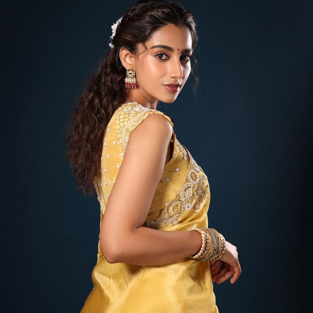 ఆ తర్వాత హిట్ 2 సినిమాతో విజయాన్ని అందుకున్న మీనాక్షికి తెలుగులో అవకాశాలు క్యూ కట్టాయి. గుంటూరు కారం, లక్కీ భాస్కర్, సంక్రాంతికి వస్తున్నాం చిత్రాలతో బ్యాక్ టూ బ్యా్క్ వరుస హిట్స్ ఖాతాలో వేసుకుంది. 