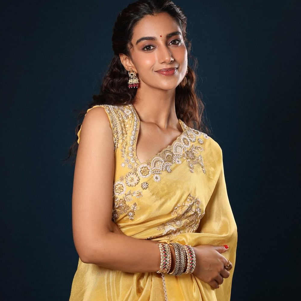  కానీ ప్రస్తుతం ఇండస్ట్రీలో ఈ బ్యూటీ సైలెంట్ అయ్యింది. ఈ ముద్దుగుమ్మకు తెలుగులో చిన్న హీరోల సినిమాలు తప్ప పెద్ద హీరోల ఆఫర్స్ ఏమాత్రం రావడం లేదు. వచ్చిన ప్రతి అవకాశాన్ని వినియోగించుకుంటుంది ఈ బ్యూటీ. 