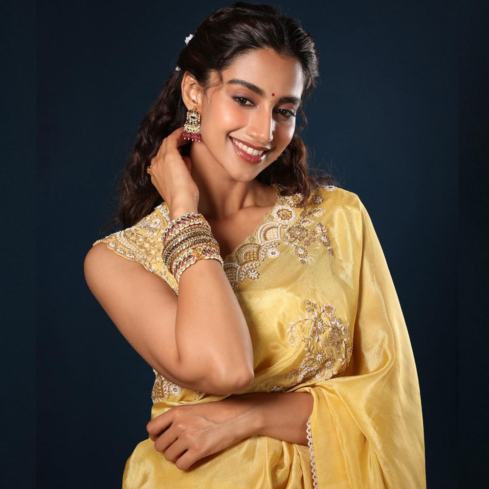 అయితే మీనాక్షికి హైట్, శరీరాకృతే మైనస్ అయిందంటూ ప్రచారం నడుస్తోంది. హీరోయిన్స్ సగటు ఎత్తు కంటే కాస్త ఎక్కువగానే ఉంటుంది మీనాక్షి. దీంతో ఆమెకు ఆఫర్స్ తగ్గుతున్నాయని అంటున్నారు. 