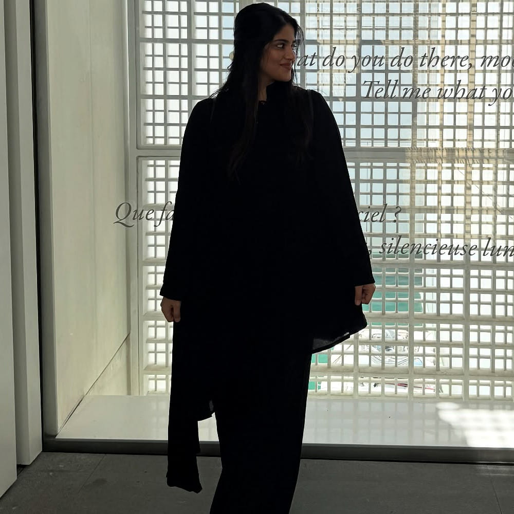 ఇక సోషల్ మీడియాలోనూ ఈ చిన్నది చాలా యాక్టివ్ గా ఉంటుంది. రెగ్యులర్ గా ఫోటోలు షేర్ చేస్తూ అభిమానులను ఆకట్టుకుంటుంది. చీరకట్టులో ఓ వైపు అందాలతో ఆకట్టుకుంటూ.. మరో వైపు మోడ్రన్ డ్రస్స్ లో మెరిపిస్తుంది. 