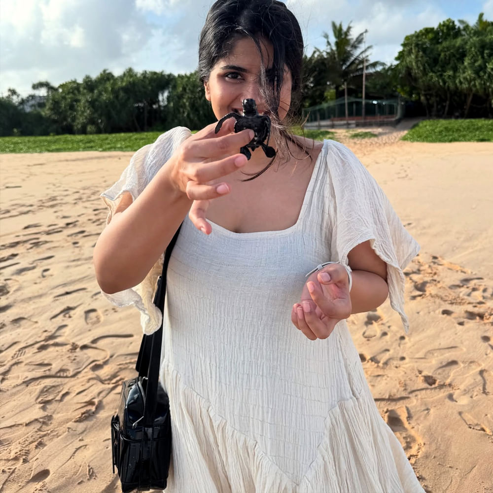 తాజాగా ఈ ముద్దుగుమ్మ క్రేజీ ఫోటోలు వైరల్ గా మారాయి. ఈ చిన్నదాని ఫోటోలకు నెటిజన్స్ ఫిదా అవుతున్నారు. కుర్రకారు క్రేజీ కామెంట్స్ చేస్తున్నారు. 