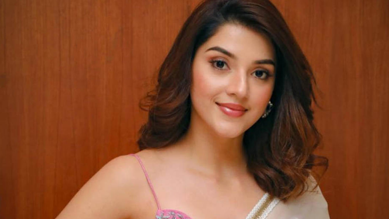 కానీ ఈ బ్యూటీకి అంతగా ఫేమ్ రాలేదనే చెప్పవచ్చు. అయితే సినిమాల పరంగా మెహ్రీన్ అభిమానులకు దూరంగా ఉన్నా, వరస ఫొటో షూట్స్‌తో మాత్రం వారిని ఎప్పటికీ పలకరిస్తూనే ఉంటుంది.