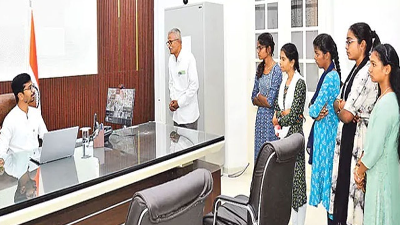 Andhra Pradesh: టెన్త్ ఫలితాల్లో స్టూడెంట్స్‌కు మంచి మార్కులు..  విమానంలో ప్రయాణం.. ఇచ్చిన మాటని నిలబెట్టుకున్న ఎంఈవో..