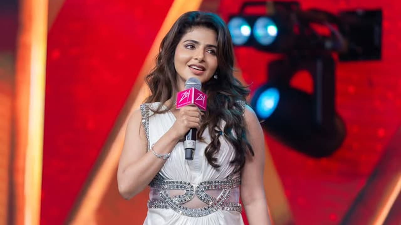 గత ఏడాది తెలుగులో యంగ్ హీరో కార్తియకకి జోడిగా భజే వాయు వేగం అనే చిత్రంలో నటించి హిట్ అందుకుంది. తెలుగులో ఈ వయ్యారి మరిన్ని సినిమాల్లో నటించే అవకాశం వస్తున్నట్టు తెలుస్తోంది. ఇదే జరిగితే ఈ ముద్దుగుమ్మ టాలీవుడ్ ఇండస్ట్రీలో బిజీ అవడం ఖాయం.