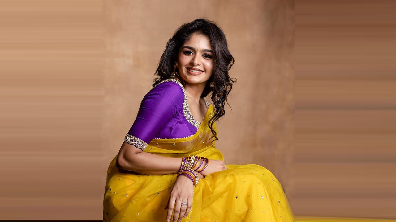 6 జూలై 1997న తమిళనాడు రాజధాని చెన్నైలో జన్మించింది. ఆమె భారతీయ చలనచిత్ర నిర్మాత ఎస్. శంకర్ కుమార్తె. ఆమెకు ఒక అక్క, ఐశ్వర్య శంకర్ మరియు ఒక తమ్ముడు, అర్జిత్ శంకర్ కూడా ఉన్నారు.