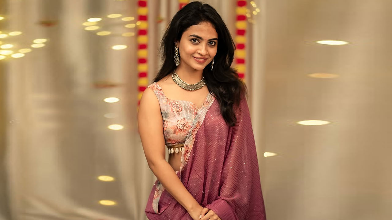 దేత్తడి హారికకు యూట్యూబ్ స్టార్ గా తెలుగు రాష్ట్రాల్లో మంచి క్రేజ్ ఉంది. హైదరాబాద్ యాసలో మాట్లాడుతూ.. యూట్యూబ్ లో అందరికీ ఇచ్చిపడేసే వీడియోలతో నెట్టింట బాగా పాపులర్ ఆయన ఈ బ్యూటీ అసలు పేరు అలేఖ్య హారిక.