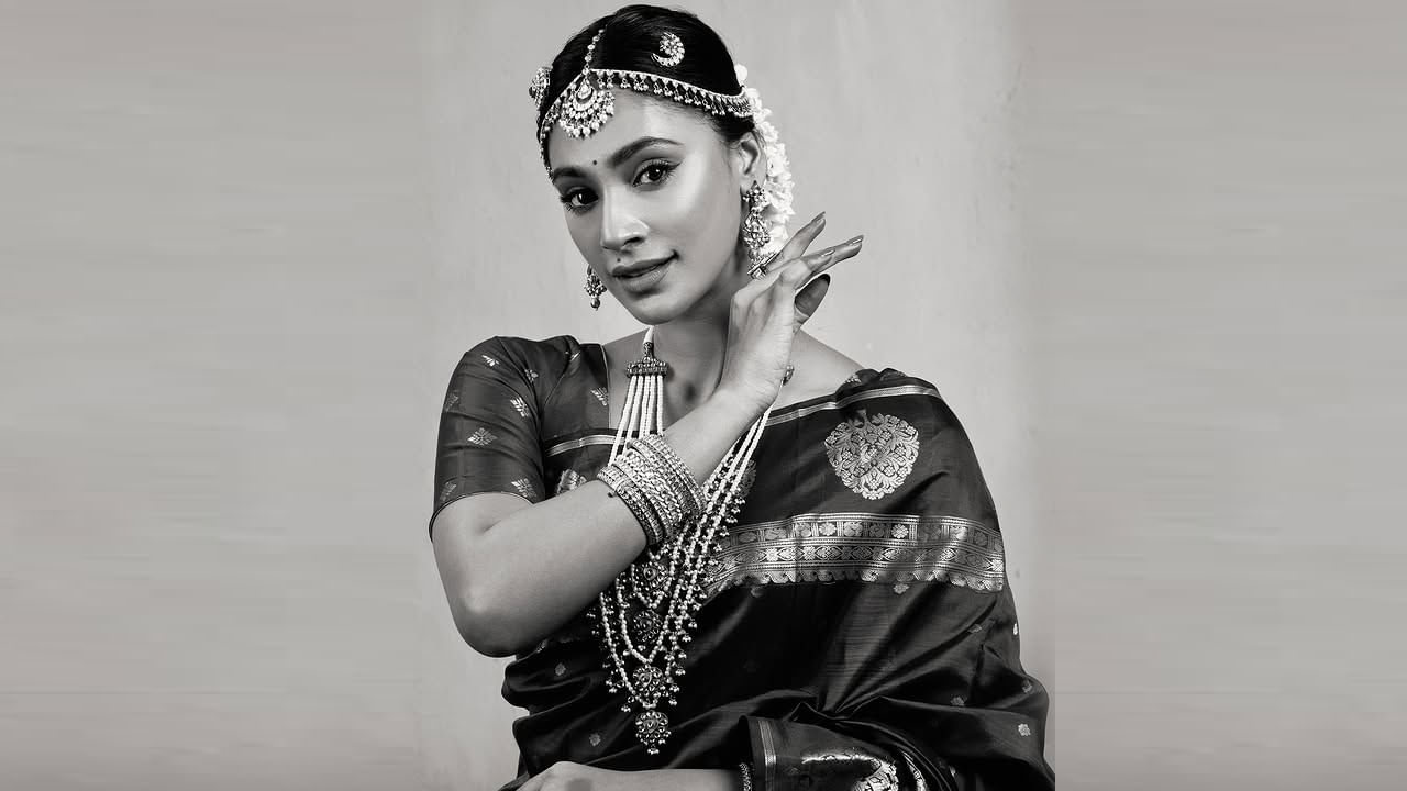 28 సెప్టెంబర్ 1998న తమిళనాడులోని తిరుచిరాపల్లిలో ఓ హిందూ కుటుంబంలో జన్మించింది వయ్యారి భామ అనుక్రీతి వాస్. ఈ బ్యూటీ ఏడు సంవత్సరాల వయస్సులో తన తల్లిదండ్రలు విడిపోయారు. కేరళకు చెందిన ఆమె తల్లి సెలీనా వద్ద పెరిగింది.