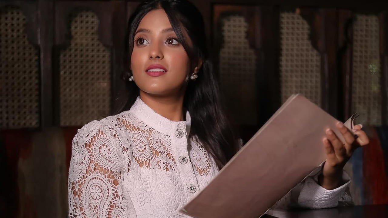 2015లో ఆంధ్రా పోరి సినిమాతో తెలుగు తెరకు పరిచయం అయింది ఈ ముద్దుగుమ్మ. అదే ఏడాది అనుష్క శెట్టి ప్రధానపాత్రలో నటించిన పీరియాడిక్ డ్రామా చిత్రం రుద్రమదేవి చిత్రాల్లో స్వీటీ చిన్ననాటి పాత్రలో ఆకట్టుకుంది.