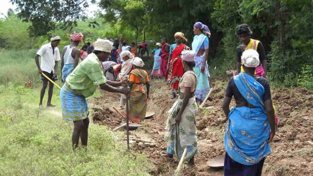 MGNREGS: ఉపాధి హామీ పథకంలో కొత్త కండీషన్.. ఇకపై కూలీలకు డబ్బులు రావాలంటే..