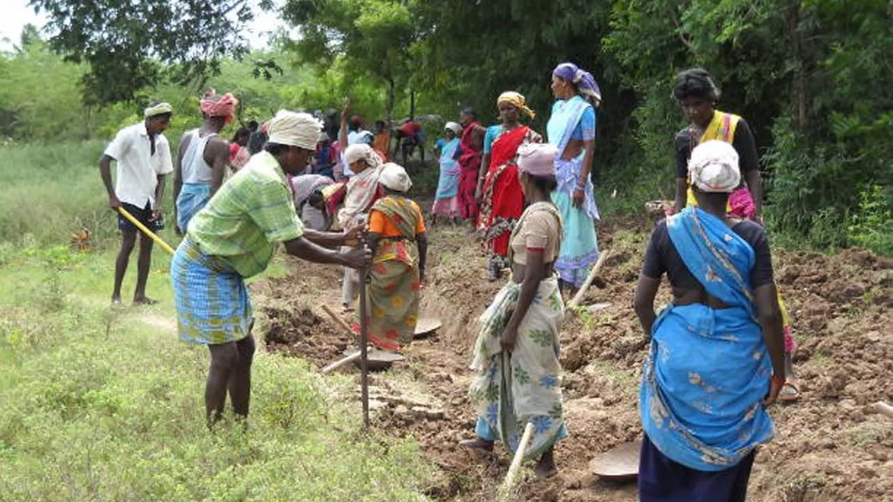 MGNREGS: ఉపాధి హామీ పథకంలో కొత్త కండీషన్.. ఇకపై కూలీలకు డబ్బులు రావాలంటే..