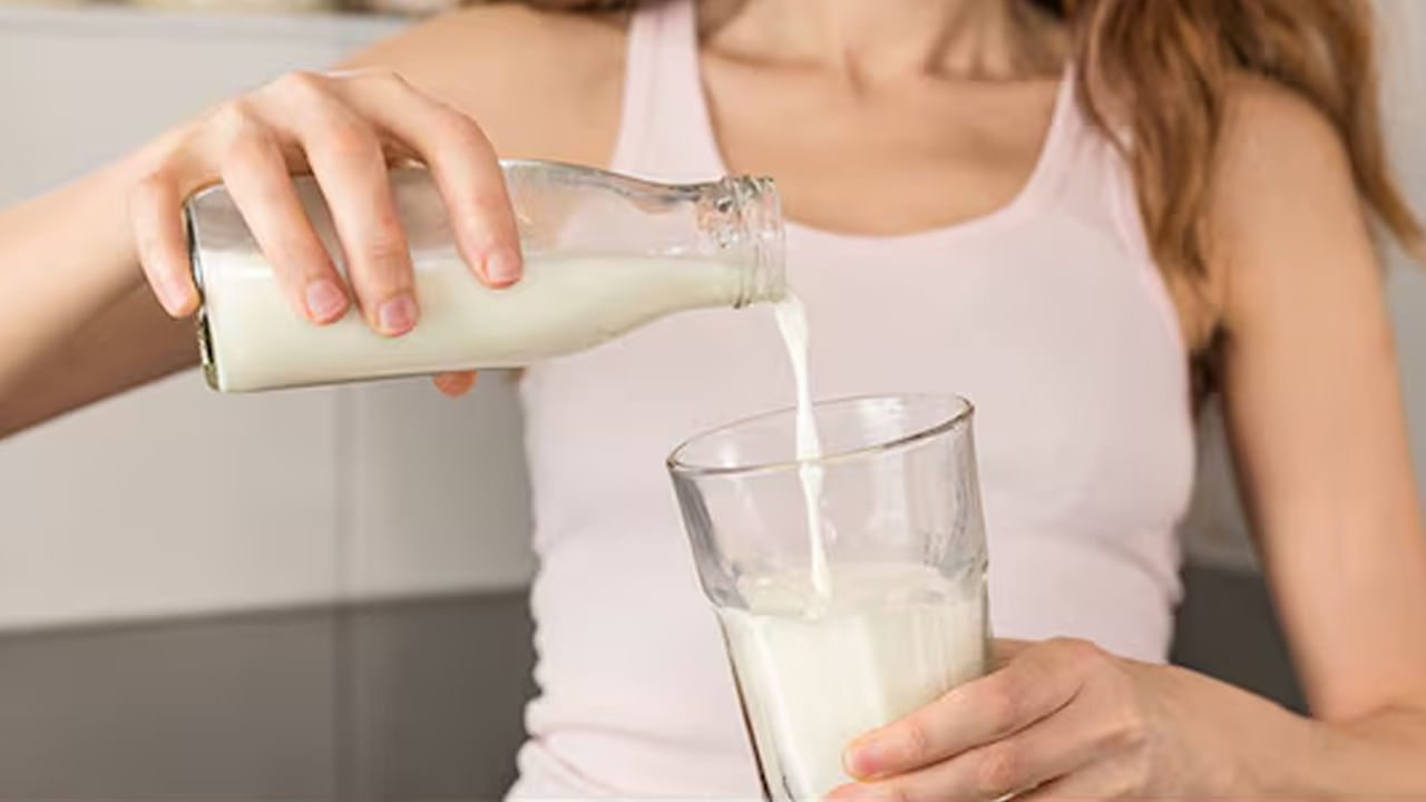 గోరువెచ్చని పాలలో ఒక చెంచా నెయ్యి కలిపి తాగడం వల్ల వారం రోజుల్లోనే శరీరానికి అద్భుతమైన ప్రయోజనాలు అందుతాయని నిపుణులు చెబుతున్నారు. నెయ్యి, పాలు కలిపి తీసుకోవడం వల్ల శరీరానికి కాల్షియం, విటమిన్ డి లభిస్తుందని.. ఫలితంగా ఎముకల ఆరోగ్యం కూడా మెరుగుపడుతుందన్నారు. కీళ్ల నొప్పులతో బాధపడేవారు పాలలో నెయ్యి కలిపి తీసుకోవటం వల్ల ఉపశమనం లభిస్తుంది. 