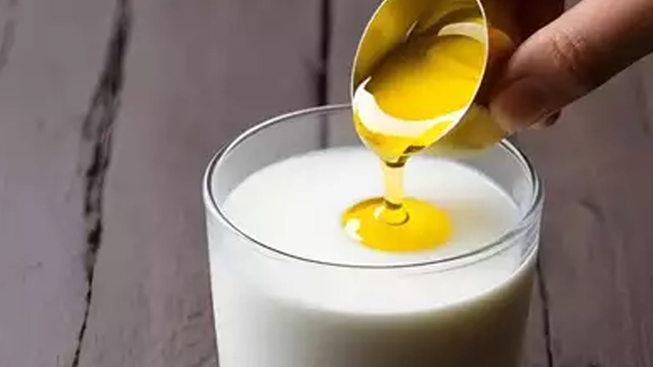 నెయ్యి.. మెదడు చురుకుగా పనిచేసేలా చేస్తుంది. కంటి చూపు మెరుగపడడానికి, కంటి ఆరోగ్యానికి దివ్యౌషధంగా పనిచేస్తుంది. శరీరంలోని మలినాలను పొగొట్టడానికి కూడా నెయ్యి బాగా ఉపయోగపడుతుందన్నారు. శరీరానికి బలానిచ్చి.. రోగ నిరోధక శక్తిని పెంచుతుంది. శరీరంపై పుండ్లు, గాయాలను త్వరగా తగ్గిస్తుంది. నెయ్యిలో ఉండే విటమిన్ ఎ, విటమిన్ డి, విటమిన్ ఇ, విటమిన్ కె ఆరోగ్యానికి ఎన్నో ప్రయోజనాలను కలిగిస్తుంది. నెయ్యి తీసుకోవడం వల్ల శరీరంలో మంట తగ్గుతుంది. ఇందులోని ఆరోగ్యకరమైన కొవ్వులు.. రోజంతా శరీరాన్ని శక్తిమంతంగా ఉంచేలా చేస్తాయి. 