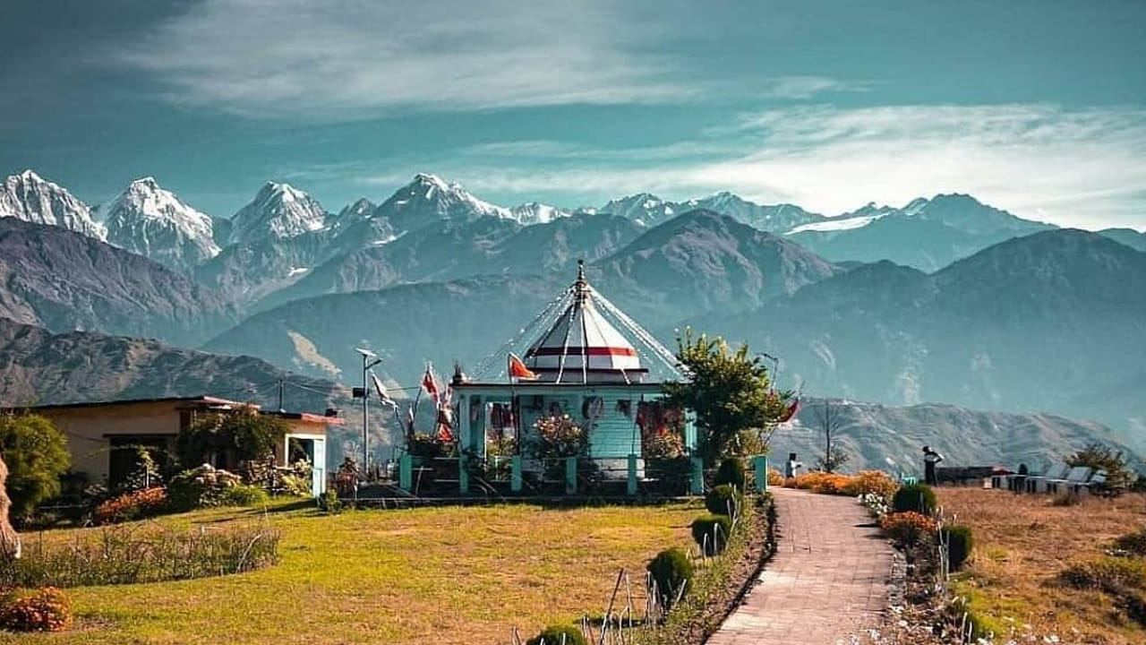 మున్సియారి, ఉత్తరాఖండ్‌లోని పితోరాఘడ్‌ జిల్లాలో ఉంది. సముద్రమట్టానికి సుమారు 2,200 మీటర్ల ఎత్తులో ఉన్న ఈ ప్రదేశం పంచచూలి పర్వత శ్రేణిలో భాగంగా ఉంటుంది. ఇక్కడ మంచుతో కప్పబడిన పర్వతాలు, స్వచ్ఛమైన గాలి, ఆ అడవులు నిజంగా స్వర్గాన్ని గుర్తుచేస్తాయి. మే, జూన్‌ నెలల్లో ఇక్కడ ఉష్ణోగ్రతలు 10డిగ్రీల సెల్సీయస్‌గా నుంచి 25డిగ్రీల సెల్సీయస్‌ మధ్యే ఉంటాయి. అంతేకాదు..