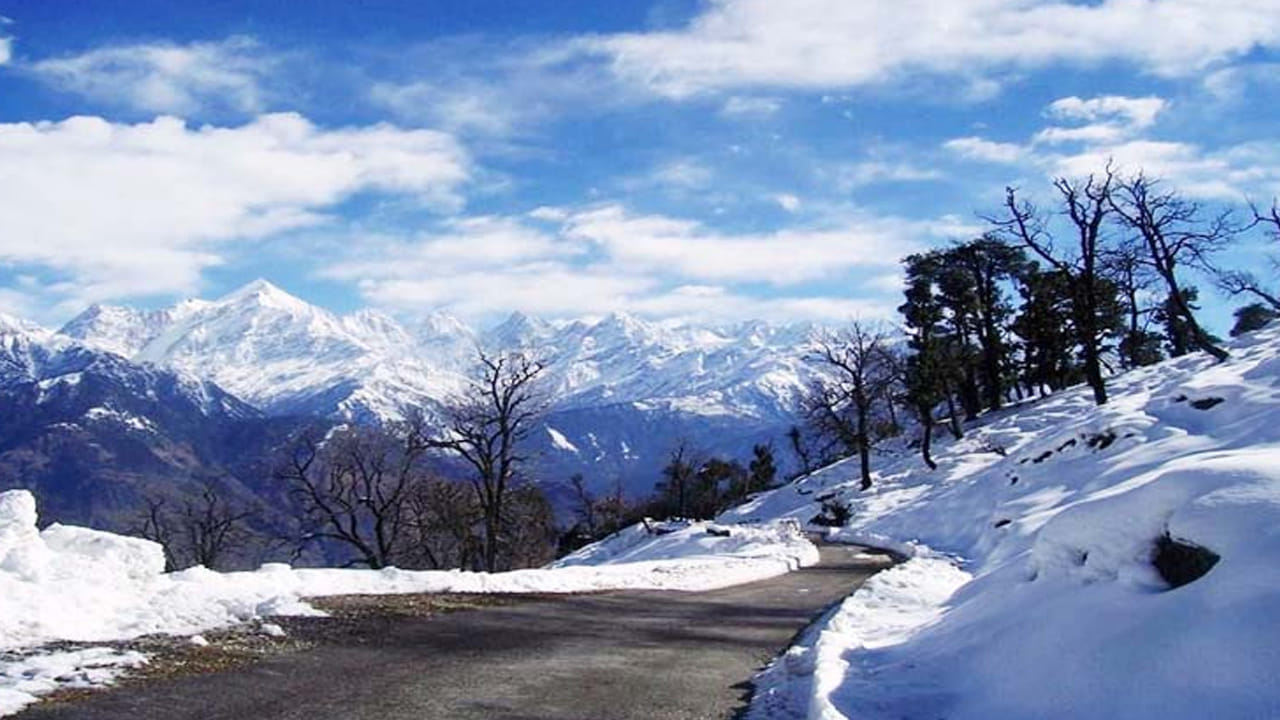 మున్సియారి సమీపంలో ఉన్న నందా దేవి ఆలయం, పార్వతీ దేవికి అంకితమైన ప్రాచీన గుడి. ఇది ప్రాంతానికి కేవలం 3 కిలోమీటర్ల దూరంలో ఉంది. ఉత్తరాఖండ్‌లో అత్యంత పురాతన దేవాలయాల్లో ఒకటిగా పేరు పొందింది. అంతేకాక, ఇక్కడే ఉన్న తమరి కుండ్‌ అనే సరస్సు కూడా పర్యాటకులను ఆకర్షించే మరో ప్రత్యేకత. నీలం రంగు నీటితో ఉన్న ఈ సరస్సు చుట్టూ పర్వతాల మధ్య ఎంతో అందంగా ఉంటుంది. 