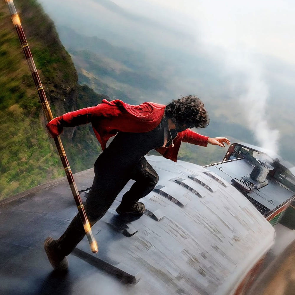 అన్నీ అనుకున్నట్టే జరిగి ఉంటే, ఈ సమ్మర్‌కి రిలీజ్‌ కావాల్సింది మిరాయ్‌. ఫస్ట్ అనౌన్స్ చేసిన టైమ్‌కి సినిమాను తీసుకురాలేకపోయాం.. అందుకే టీజర్‌తో ప్రేక్షకుల్ని పలకరిస్తున్నామంటూ రిలీజ్‌ చేశారు మేకర్స్. 