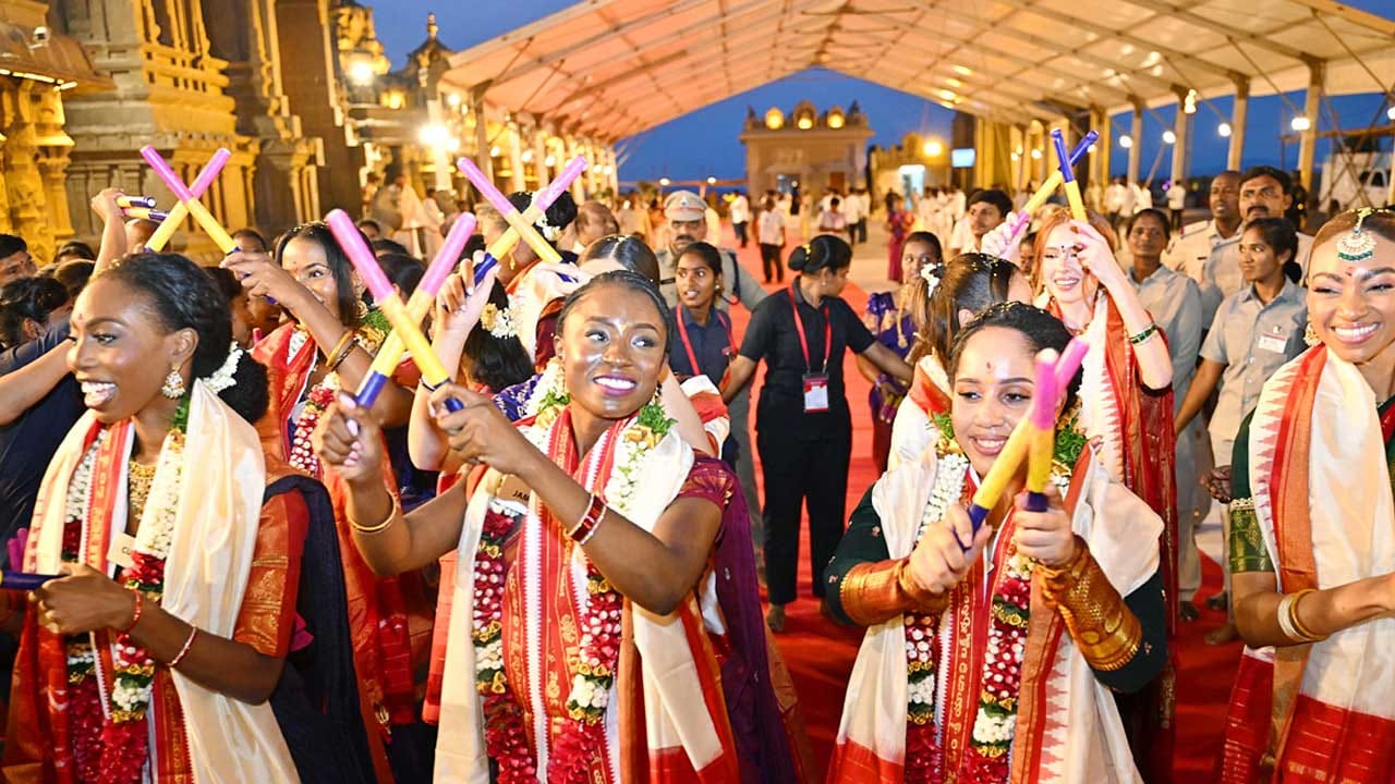 హైదరాబాద్ వేదికగా మిస్ వరల్డ్ పోటీలను తెలంగాణ ప్రభుత్వం నిర్వహిస్తున్న విషయం తెలిసిందే. దాదాపు 20 రోజుల పాటు మిస్ వర్డ్ పోటీల కార్యక్రమాలు జరగనున్నాయి.ఈ పోటీలకు 120 దేశాల అందత్తెలు పాల్గొన్నారు.