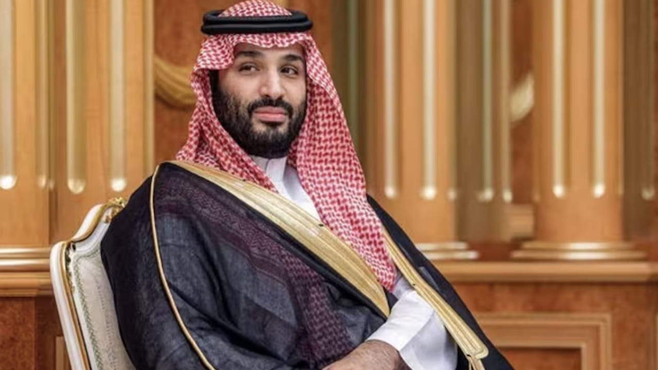 
ఇక ఎనిమిదవ స్థానంలో సౌదీ అరేబియా క్రౌన్ ప్రిన్స్ మొహమ్మద్ బిన్ సల్మాన్ ఉన్నారు. ఇతను ప్రపంచంలోనే అత్యధిక చమురు ఎగుమతి చేసే దేశాన్ని నియంత్రిస్తున్నారు. ఆయన సౌదీ సమాజంలో సాహసోపేతమైన సంస్కరణలు తీసుకొచ్చారు. అంతే కాకుండా రాజకీయాల్లో పెద్ద పాత్ర పోషిస్తున్నారు.