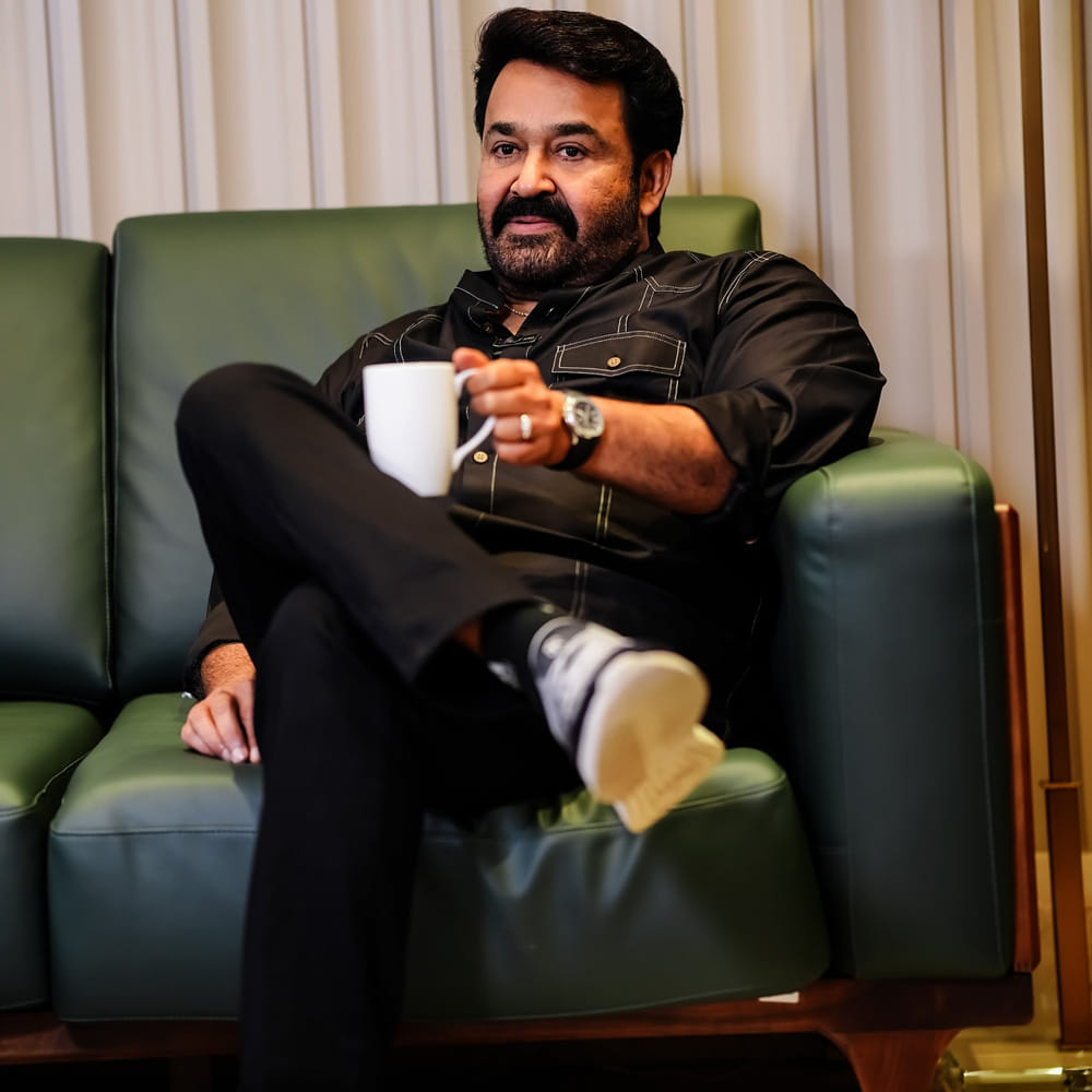 మాలీవుడ్ సినిమా రేంజ్ను ఒక్కో మెట్టు ఎక్కిస్తున్నారు సూపర్ స్టార్ మోహన్ లాల్. మలయాళ సినిమాకు తొలి 50 కోట్ల సినిమా అందించిన ఘన మోహన్లాల్ దే. దృశ్యం సినిమాతో బిగ్గెస్ట్ హిట్ అందుకున్న సూపర్ స్టార్, ఆ సినిమాతో కేరళ ఇండస్ట్రీకి 50 కోట్ల మార్క్ను పరిచయం చేశారు.