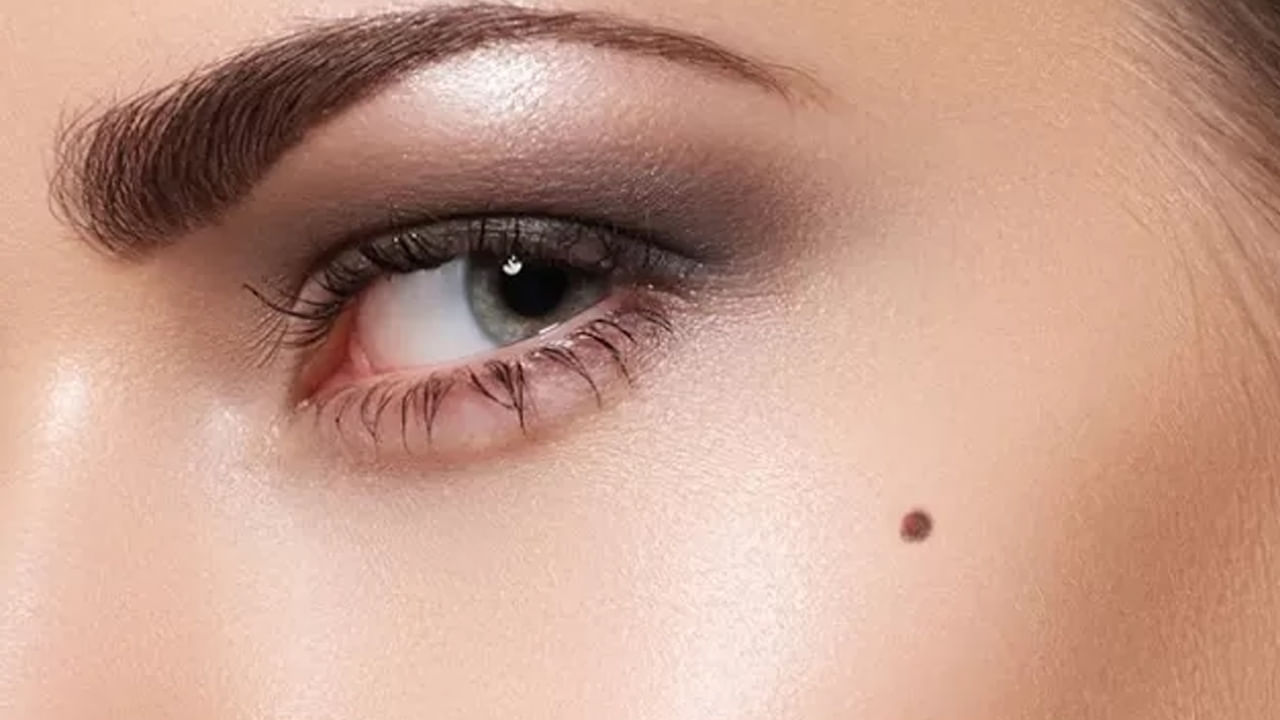 చెంపపై పుట్టు మచ్చ ఉండటం చాలా అదృష్టం అని చెప్పొచ్చు. ఇక్కడ పుట్టుమచ్చ ఉన్న వ్యక్తులు ఎప్పుడూ సంతోషంగానే ఉంటారు. అందులోనూ ఎడమ బుగ్గపై ఉంటే మరింత మంచిది. ఆర్థిక సమస్యలు చాలా తక్కువగా వస్తాయి.