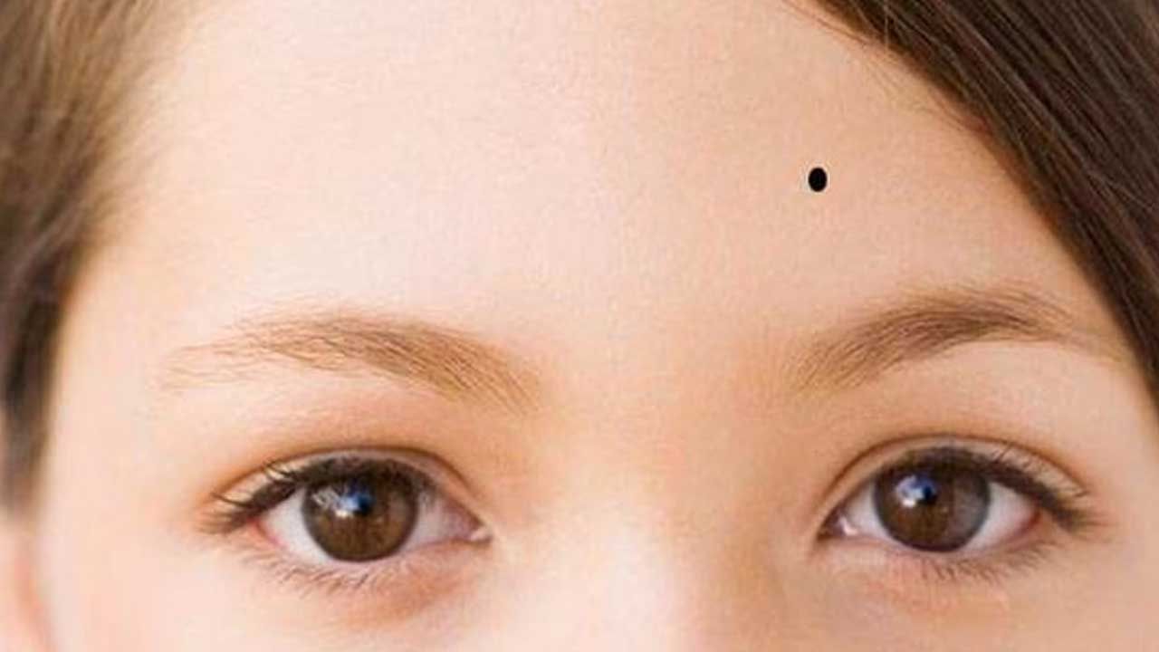 స్త్రీలకు కొన్ని స్థానాల్లో పుట్టుమచ్చలు ఉండట వలన తన భర్త ధనవంతుడు అవుతాడంట. అమ్మాయికి  ఎక్కడ పుట్టు మచ్చ ఉంటే అందృష్టమో ఇప్పుడు మనం తెలుసుకుందాం.మహిళలకు కుడి బొమ్మపై పుట్టు మచ్చ ఉంటే, ఆ అమ్మాయిని చేసుకునే వ్యక్తి చాలా అదృష్టవంతుడంట. అంతే కాకుండా వారి జీవితం చాలా ఆనందంగా ఉంటుందంట.